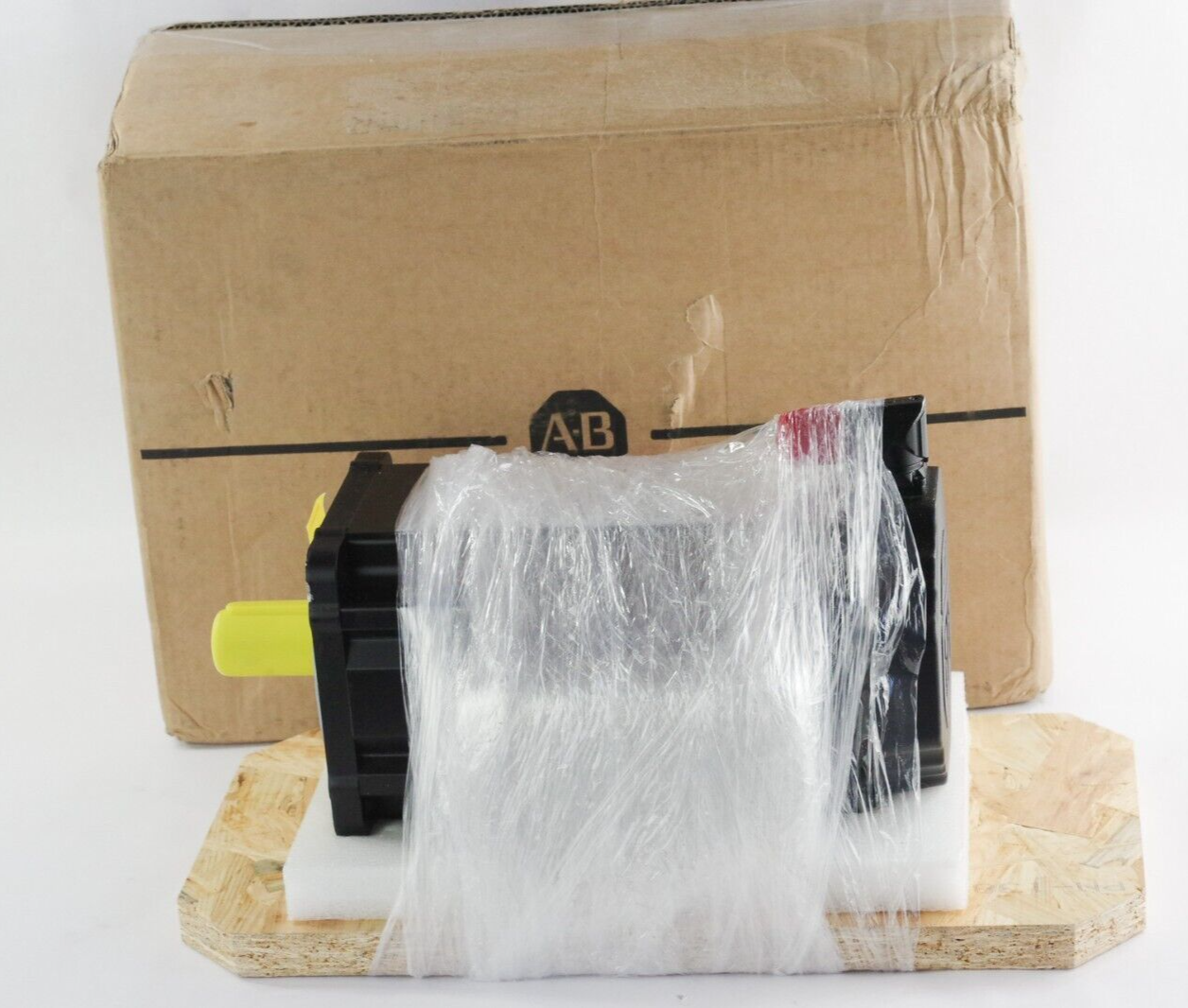 2022 Allen Bradley VPL-B1652F-PK14AA Ser A Servo Motor - Open Box