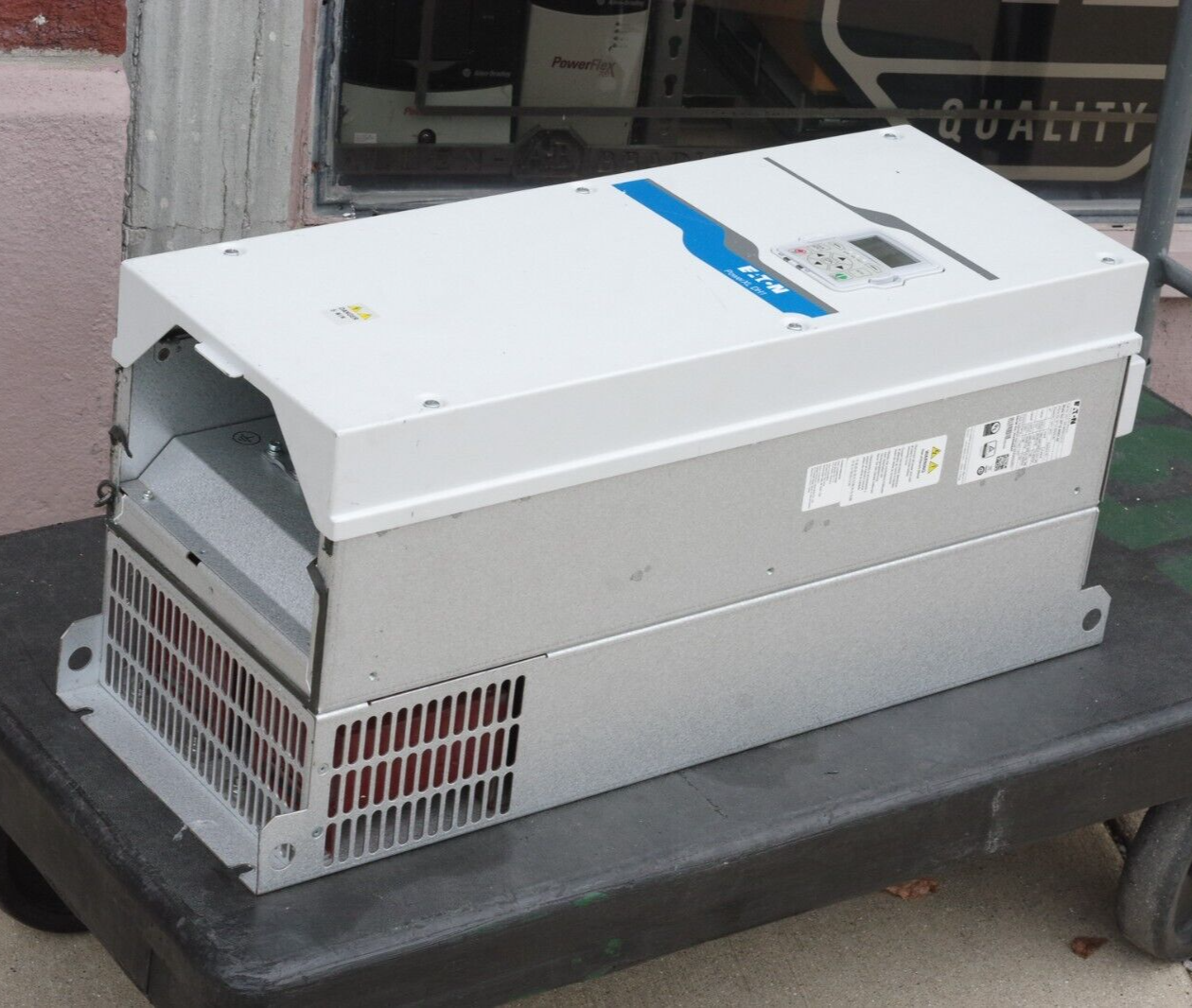 Eaton DH1-34140DN-C21C PowerXL Variable Frequency Drive 480V 3Ph 100HP 400Hz