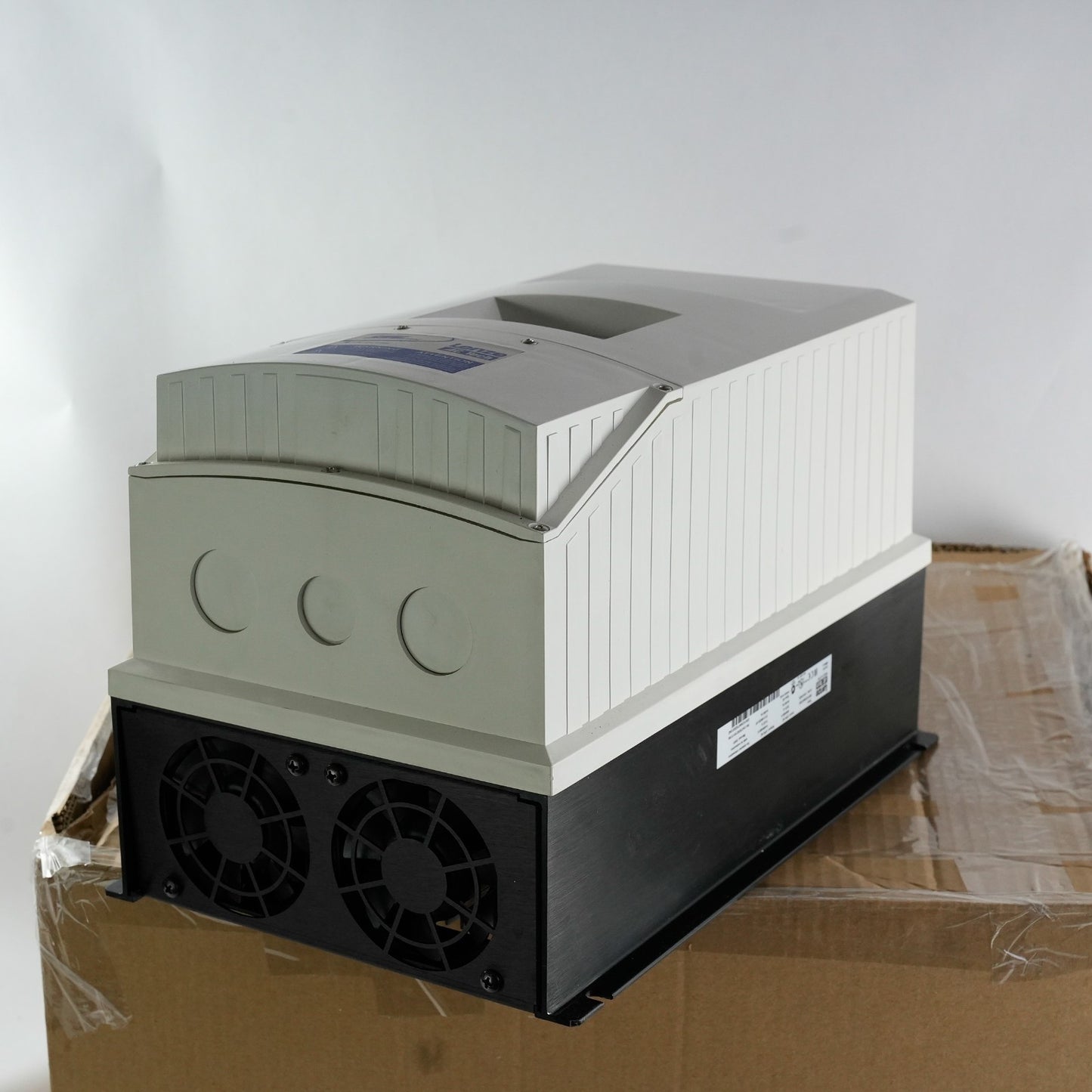 Lenze AC Tech ESV153N04TXD / ESV153N04TXDXX1D42 Inverter 3/PE AC 480V 20hp Drive