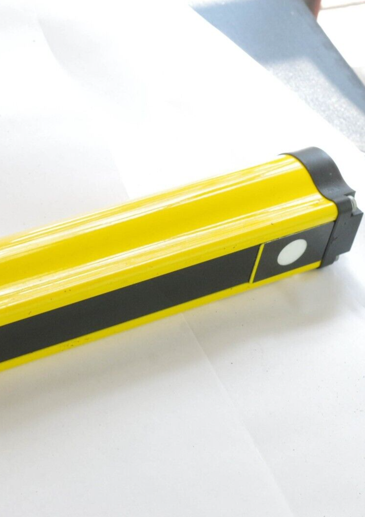 ALLEN-BRADLEY 440L R4KL1120YD GUARDSHIELD LIGHT CURTAIN - Damaged