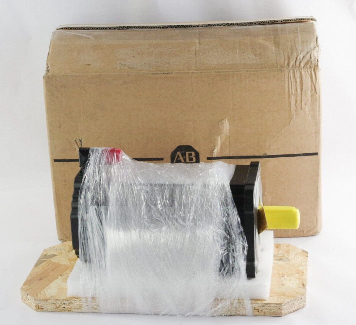 2022 Allen Bradley VPL-B1652F-PK14AA Ser A Servo Motor - Open Box