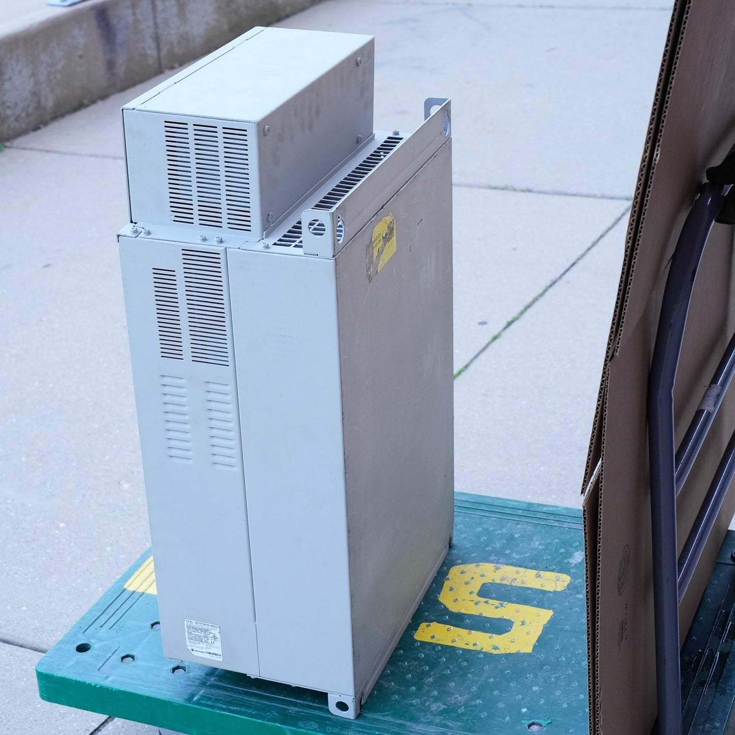 Allen Bradley 22C-D170A103 /A PowerFlex 400 AC Drive 480V 125HP 3-Phase 90kW