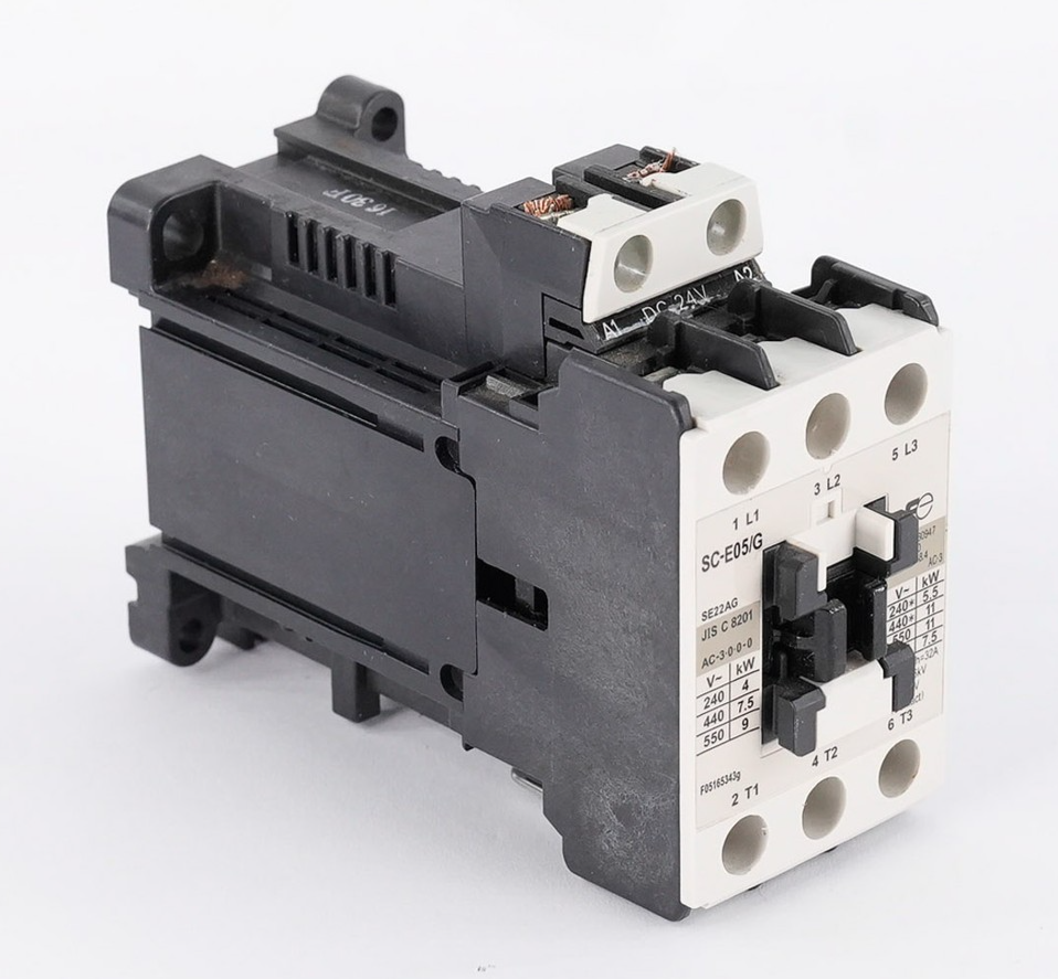 Fuji SC-E05/G Magnetic Contactor SE22AG 5kA 600V 32A SCE05G