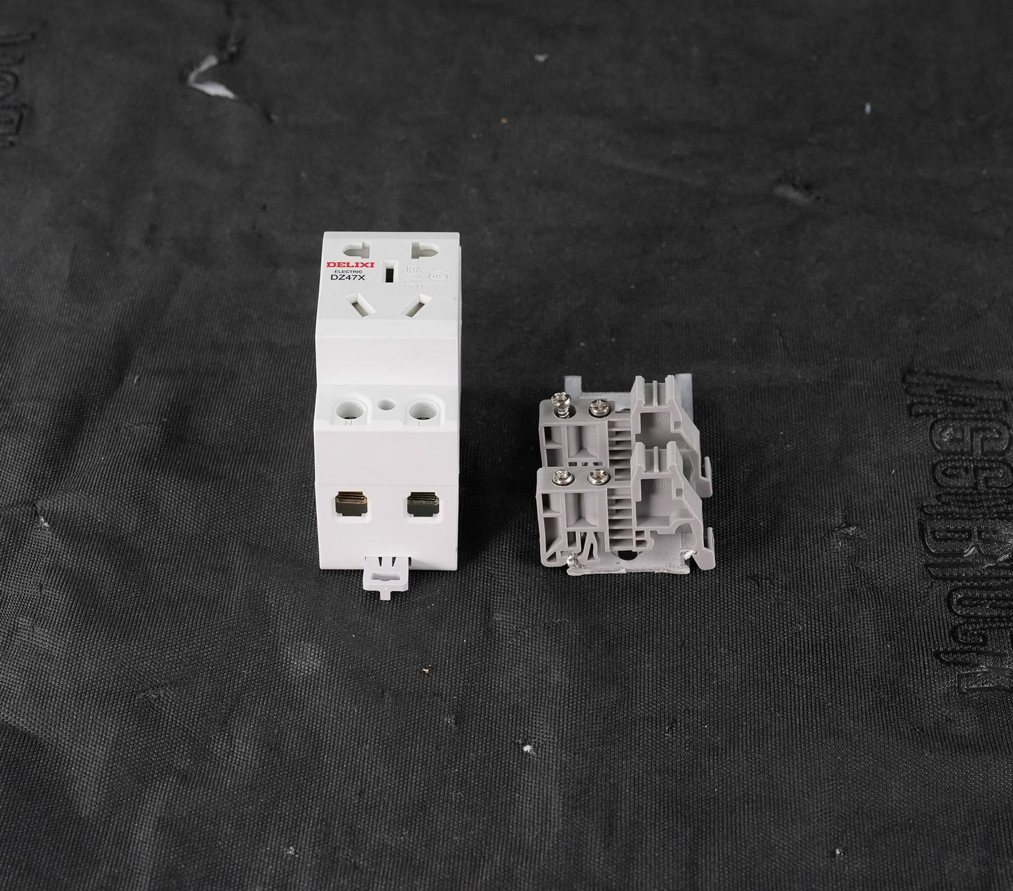 Delixi Electric DZ47X Guide Socket 10A/16A 250V 50Hz